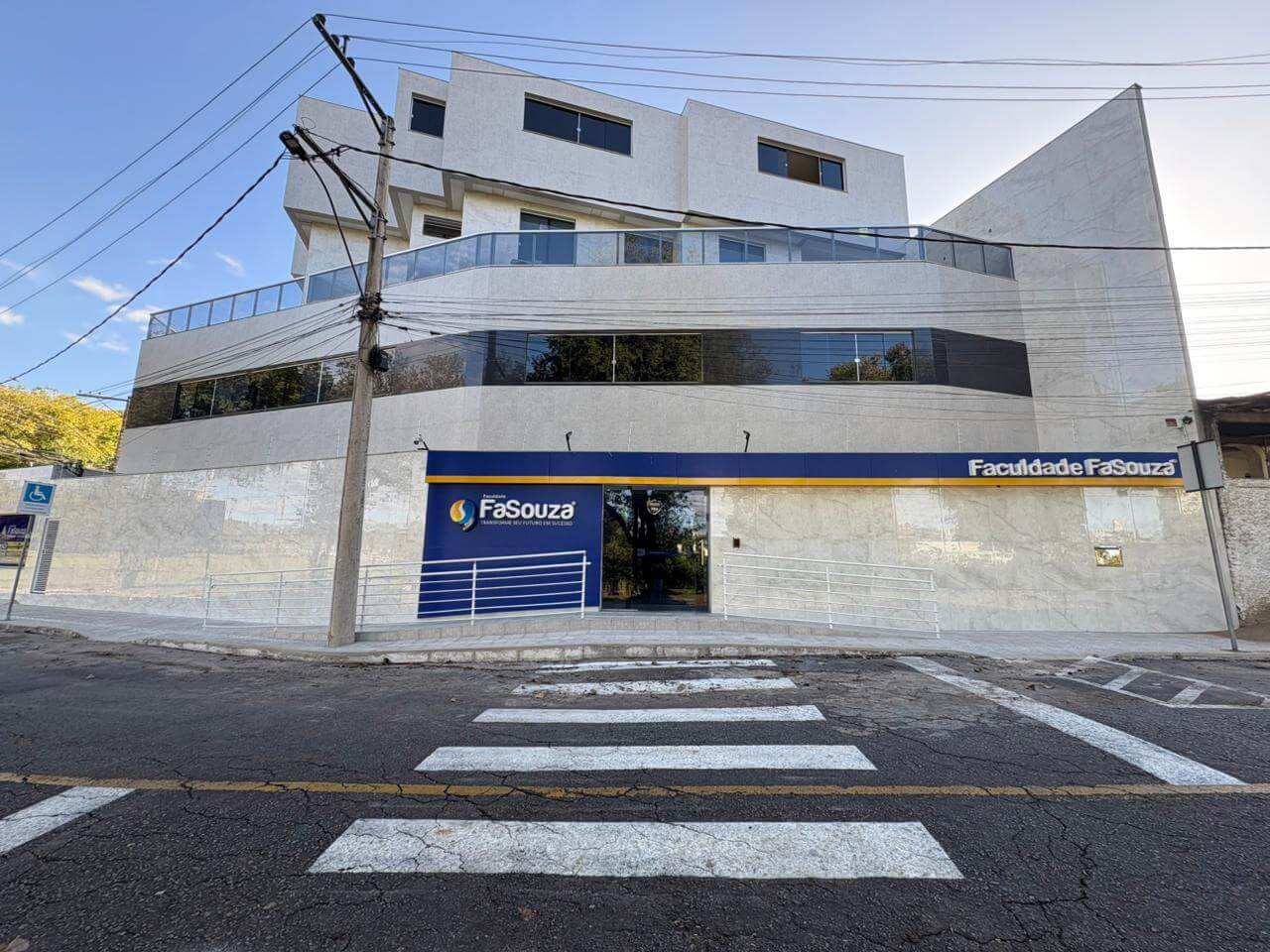 Fachada da Faculdade FaSouza em Ipatinga MG