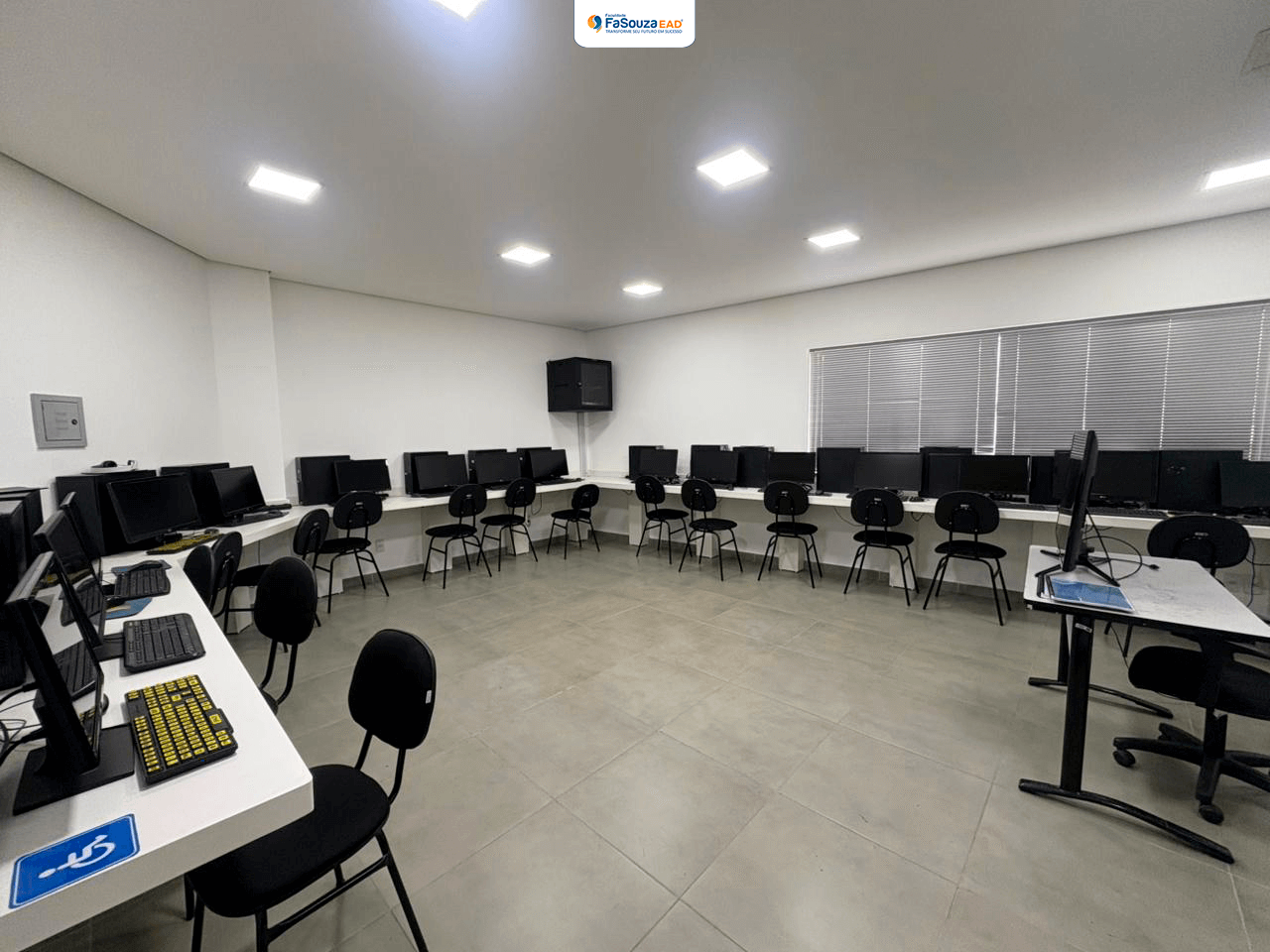 Laboratório de informática da Faculdade FaSouza em Ipatinga MG